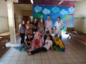 Equipe do LeishNão! em visita na escola CEINF Santa Bárbara (Crédito: Beatriz Crepaldi Aléssio)