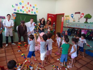 Participantes do projeto interagem com as crianças da escola CEINF Santa Bárbara 